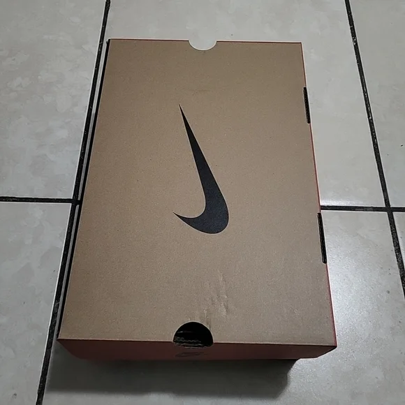 Empty Shoe Box - Picture 3 of 5